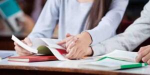 Yıllar önce lise son sınıfta, henüz yolun başındayken girdi hayatıma. Hem üniversite hayalleriyle yanıp tutuşuyor hem de el ele yürüyeceğimiz uzun yılların ilk taslaklarını çiziyorduk.